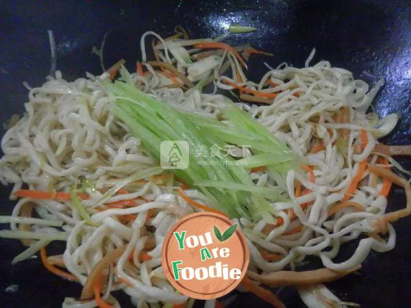 Fried noodles with shredded bamboo shoots