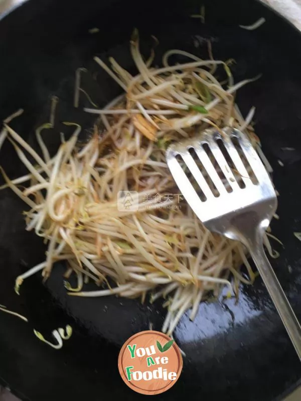 Fried vermicelli with bean sprouts