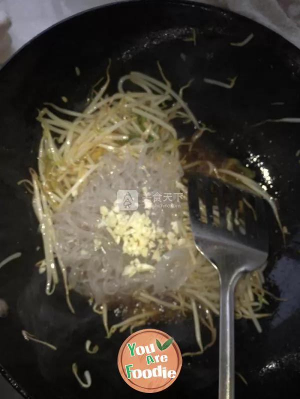 Fried vermicelli with bean sprouts