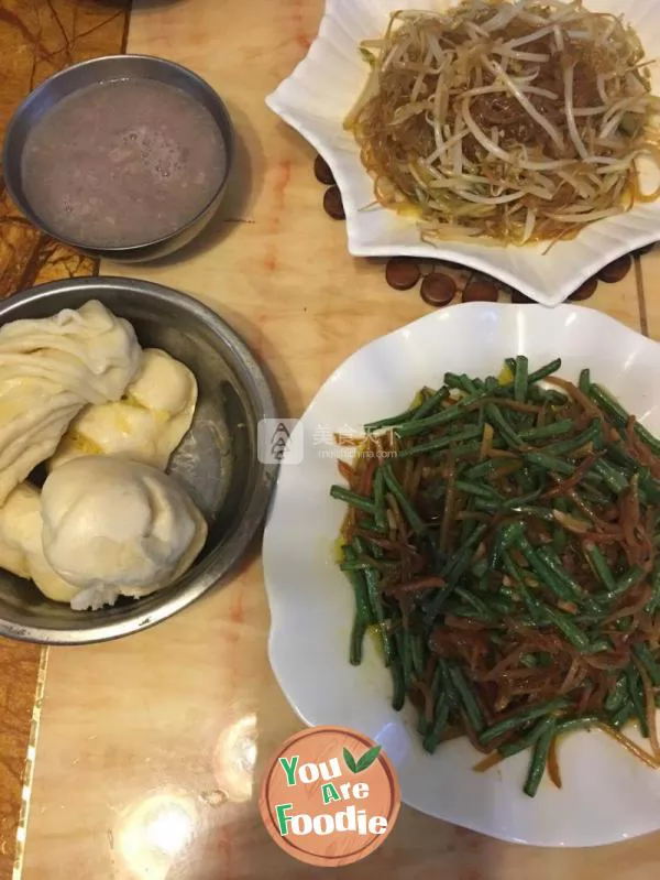 Fried vermicelli with bean sprouts