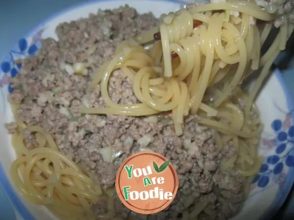 Spaghetti with minced meat and garlic