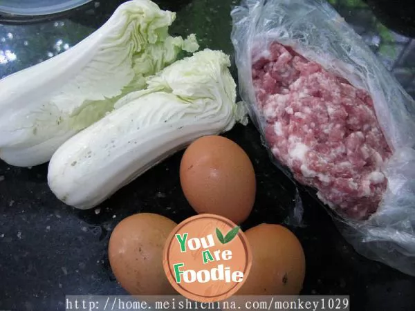 Boiled baby cabbage with egg horn