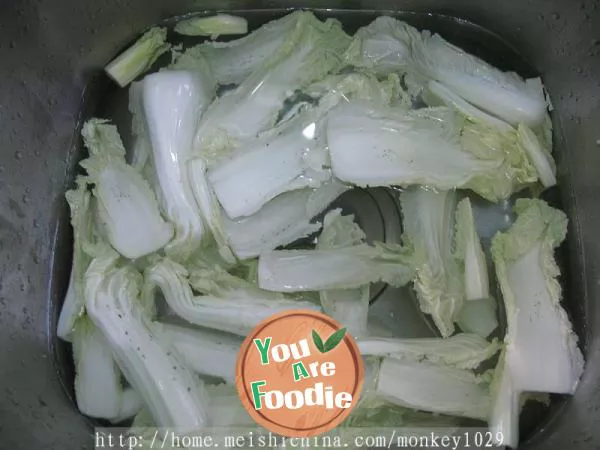 Boiled baby cabbage with egg horn