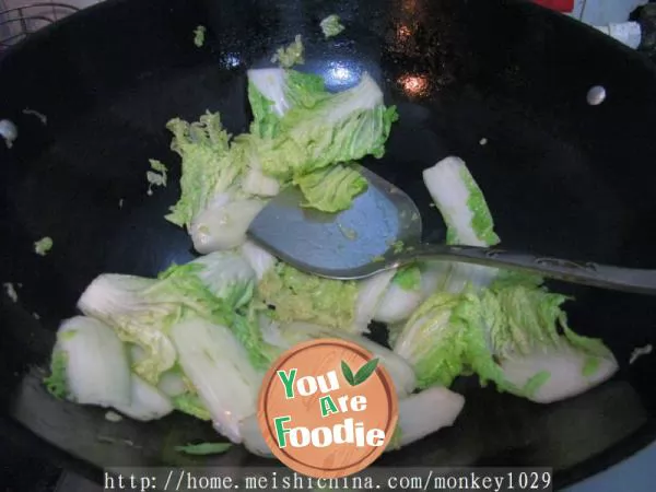 Boiled baby cabbage with egg horn