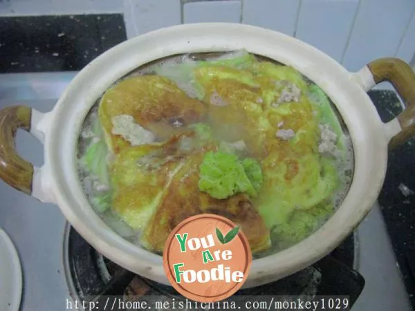 Boiled baby cabbage with egg horn