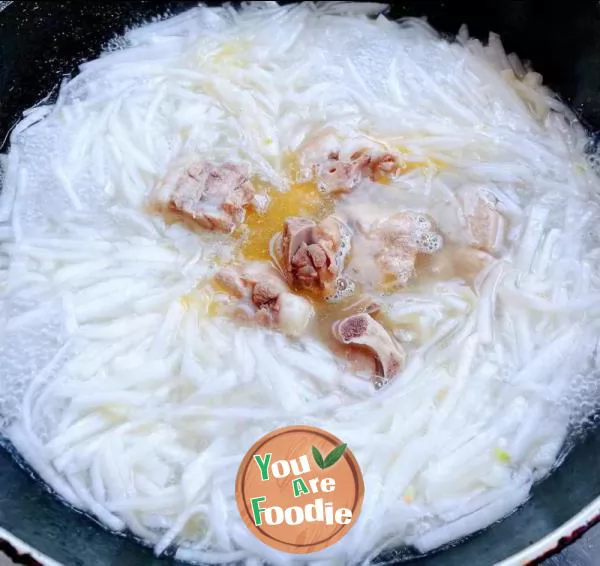 Fried pork ribs and shredded radish soup