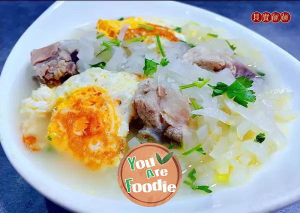 Fried pork ribs and shredded radish soup