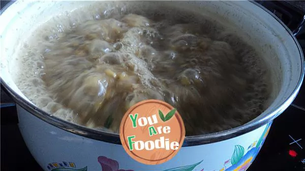 Glutinous rice, mung bean, smelly grass and sugar water