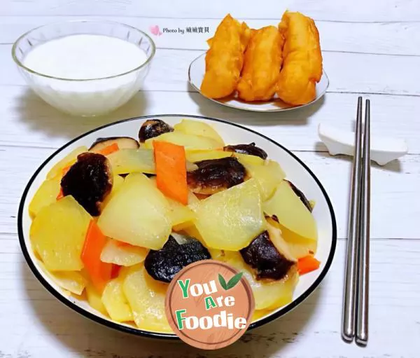 Fried potato slices with onion, mushroom and carrot