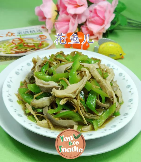 Stir-fried-pork-tripe-with-bamboo-shoots,-dried-vegetables-and-pepper