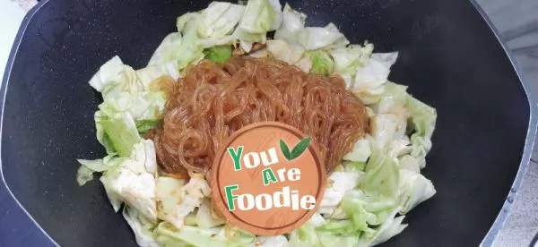 Fried noodles with cabbage