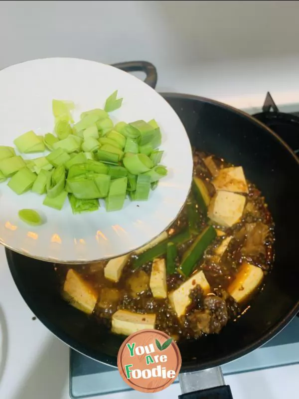 Braised beef tendon with spicy sauce