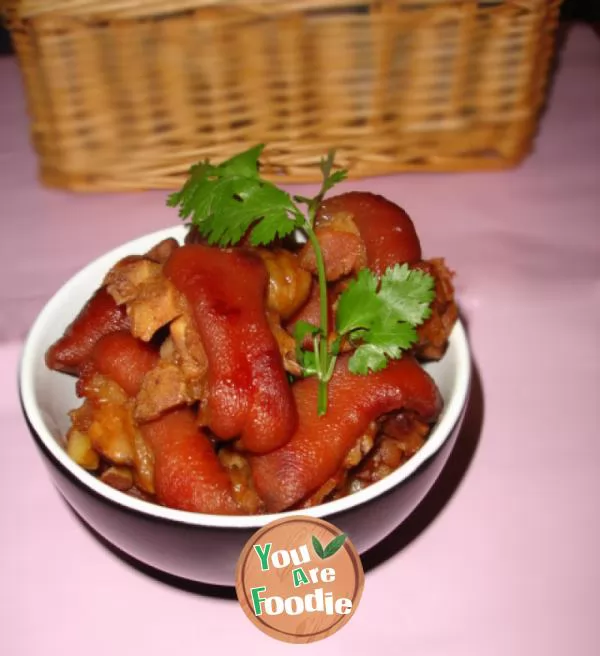 Pig's paw with chestnuts