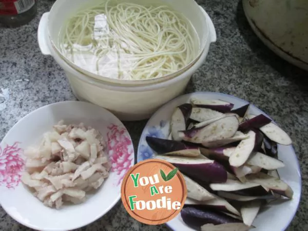 Fried noodles with shredded pork and eggplant