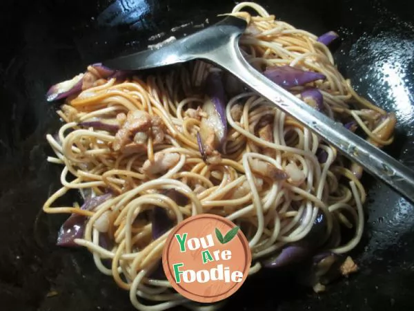 Fried noodles with shredded pork and eggplant