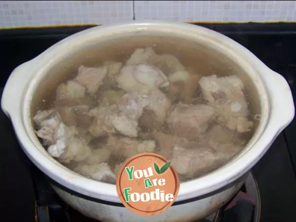 [straw mushroom and spareribs soup]