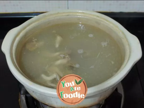 [straw mushroom and spareribs soup]