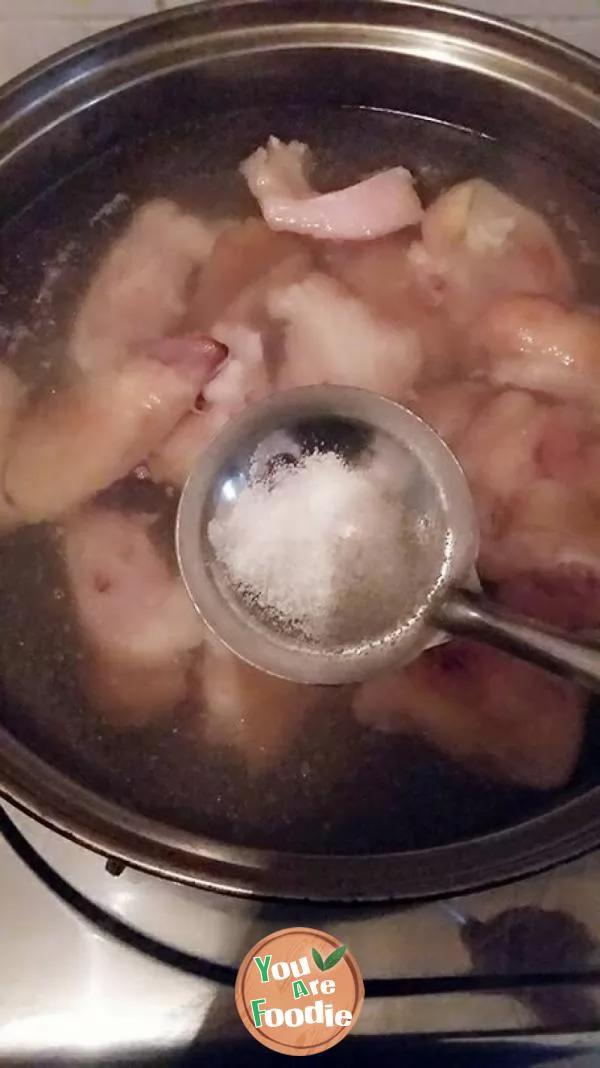 Pork trotter and radish soup