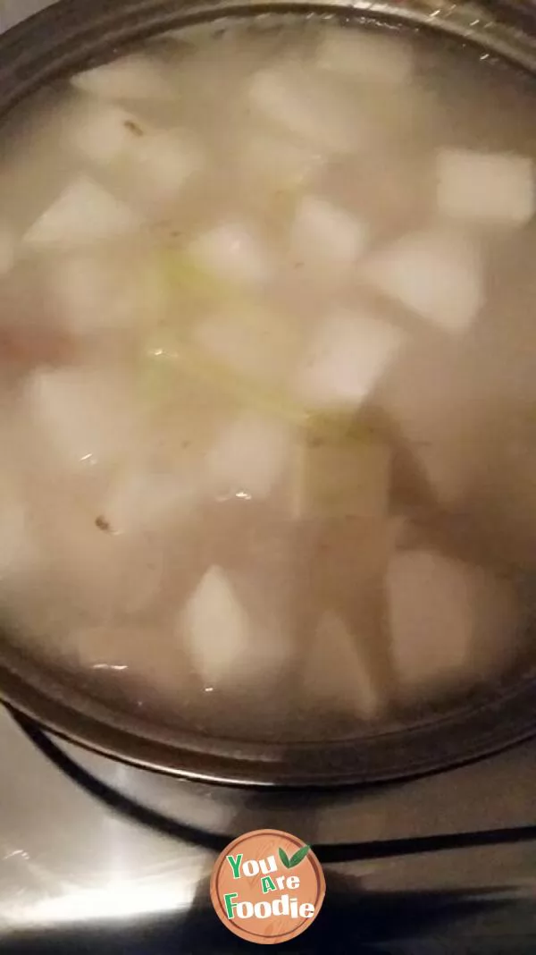 Pork trotter and radish soup