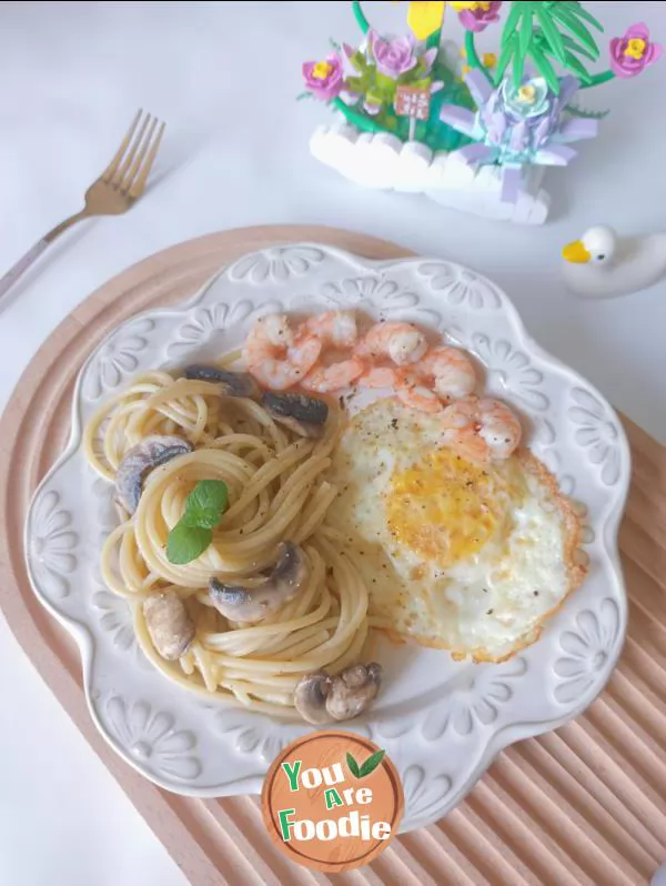 Steamed egg noodles with shrimp and mushroom