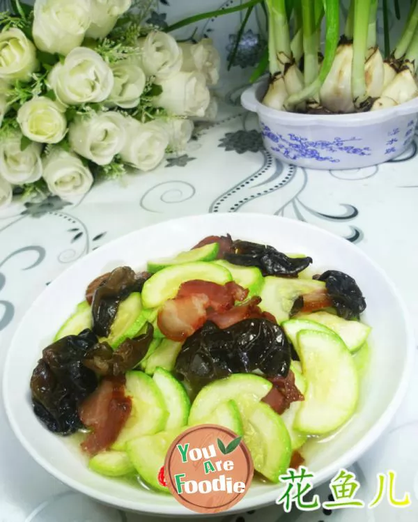 Fried zucchini with bacon and black fungus