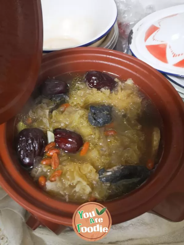 Ginseng and black chicken soup