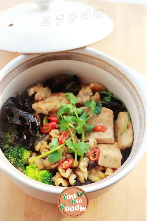 Common-people's-home-made-dish-for-brain-using-people-to-strengthen-their-brains-and-wisdom----[Taoren,-agaric-and-tofu-in-oyster-sauce-in-casserole]