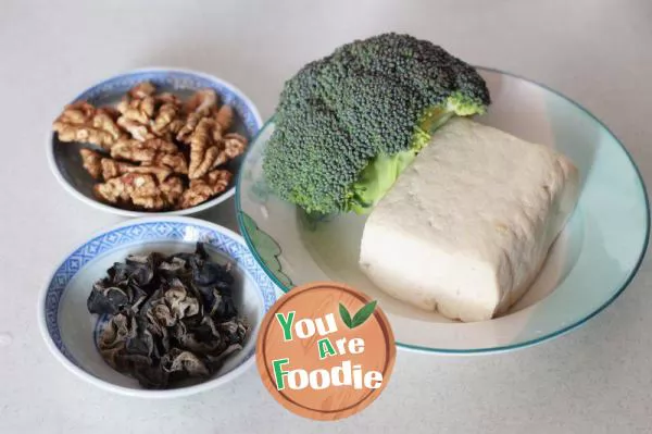 Common people's home-made dish for brain using people to strengthen their brains and wisdom -- [Taoren, agaric and tofu in oyster sauce in casserole]