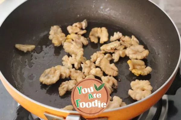 Common people's home-made dish for brain using people to strengthen their brains and wisdom -- [Taoren, agaric and tofu in oyster sauce in casserole]