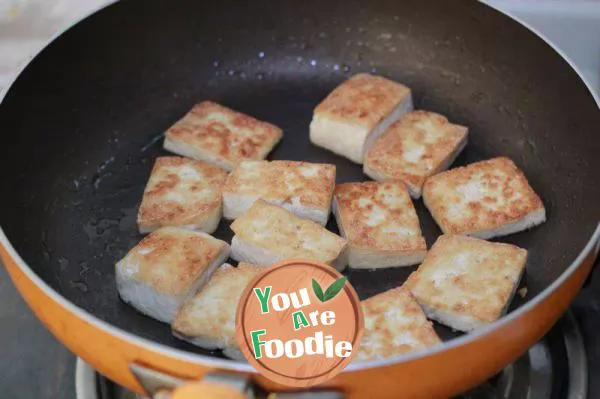 Common people's home-made dish for brain using people to strengthen their brains and wisdom -- [Taoren, agaric and tofu in oyster sauce in casserole]