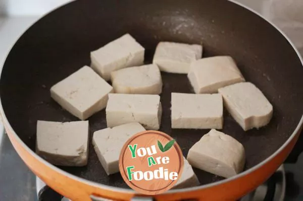 Common people's home-made dish for brain using people to strengthen their brains and wisdom -- [Taoren, agaric and tofu in oyster sauce in casserole]