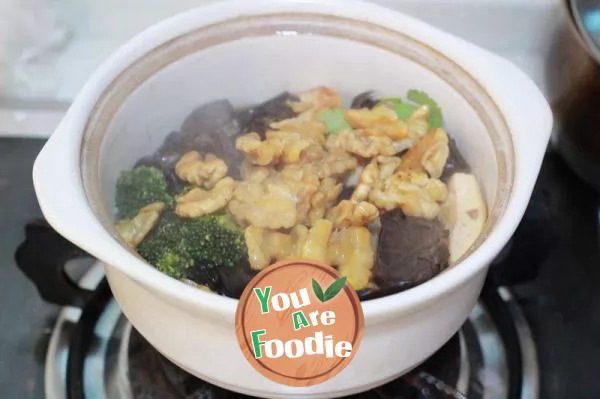 Common people's home-made dish for brain using people to strengthen their brains and wisdom -- [Taoren, agaric and tofu in oyster sauce in casserole]