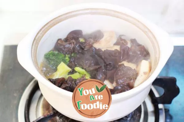 Common people's home-made dish for brain using people to strengthen their brains and wisdom -- [Taoren, agaric and tofu in oyster sauce in casserole]