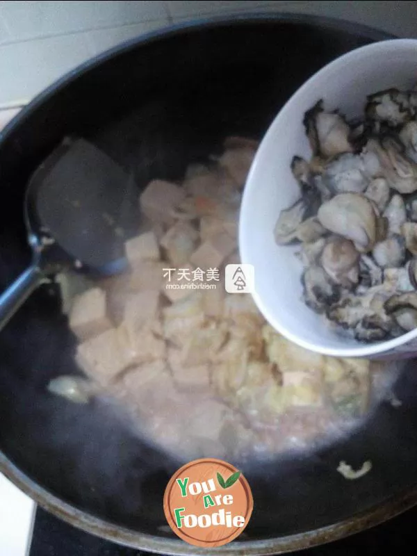 Stewed frozen tofu with cabbage and oysters