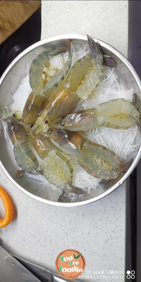 Steamed shrimps with minced garlic and vermicelli