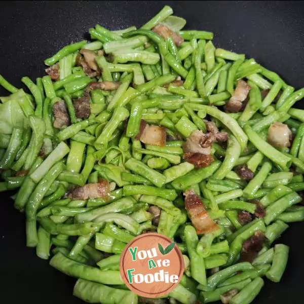 Fried cowpea with streaky pork