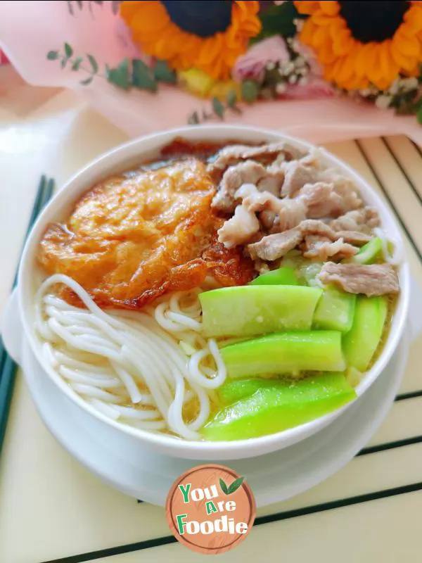 Pork and loofah soup noodles