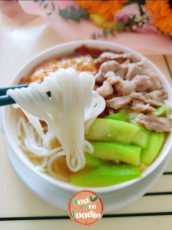 Pork and loofah soup noodles