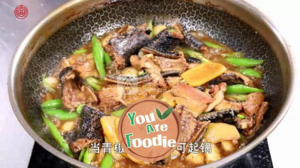 Hunan famous dish [braised snake with green pepper] with: snake killing method. Don't be timid