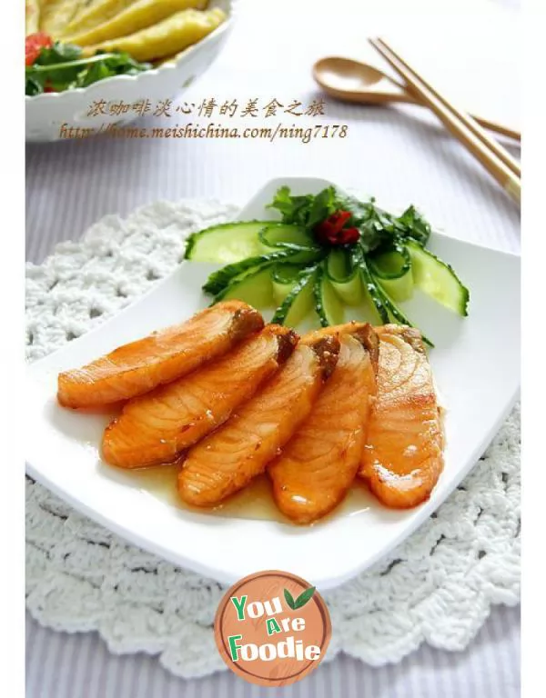 Salmon in honey sauce with lemon