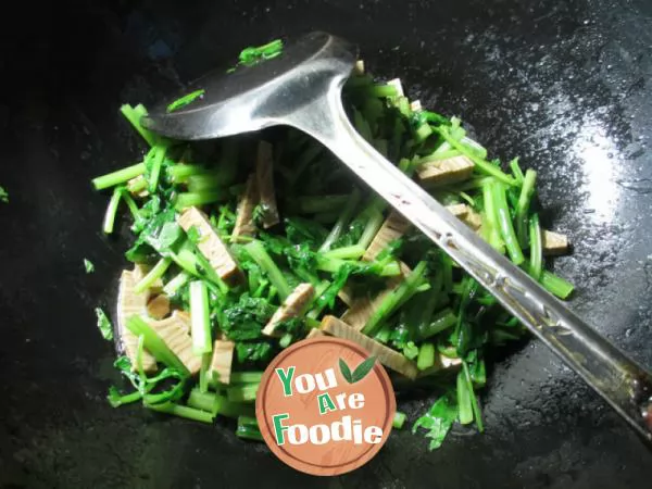 Fried celery with fragrant cake