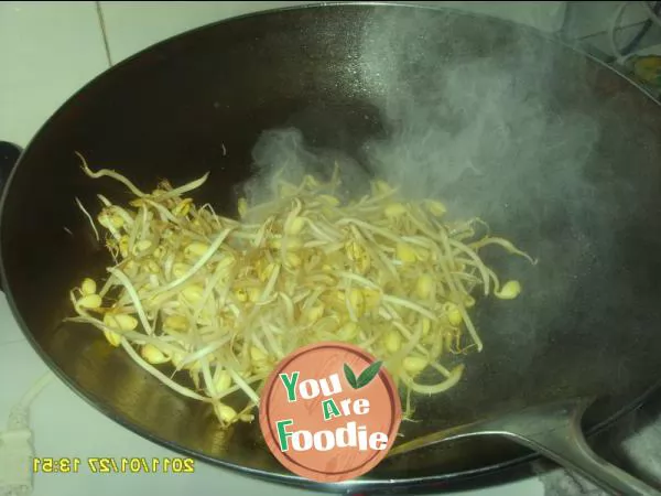 Stewed tofu with bean sprouts