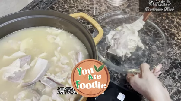 Pork Tripe and Chicken Soup with Peppers