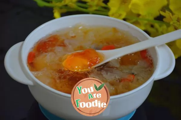 Peach-gum-and-white-fungus-soup