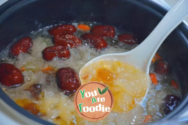 Peach gum and white fungus soup