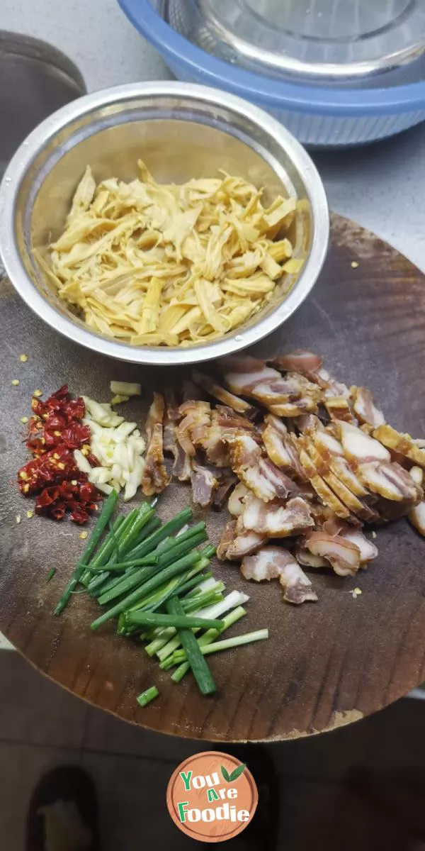 Stir-fried bacon with dried bamboo shoots