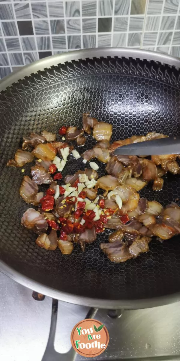 Stir-fried bacon with dried bamboo shoots