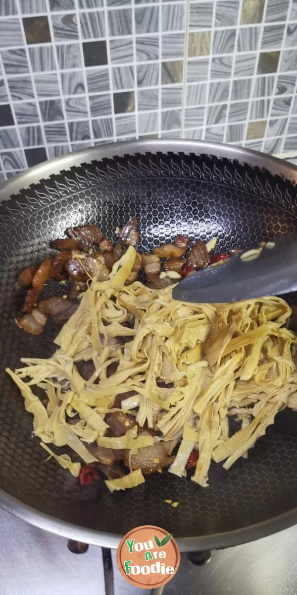 Stir-fried bacon with dried bamboo shoots