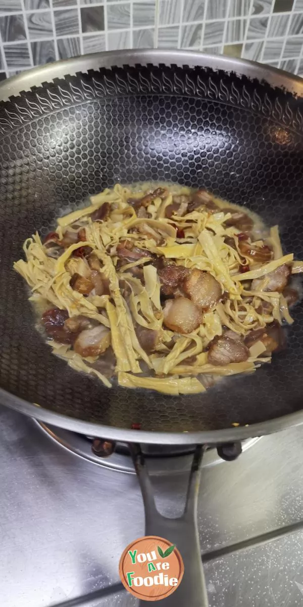 Stir-fried bacon with dried bamboo shoots