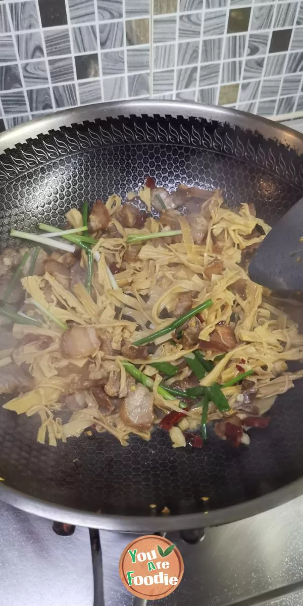 Stir-fried bacon with dried bamboo shoots